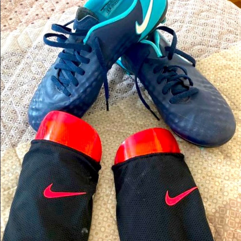 Nike woman cleats